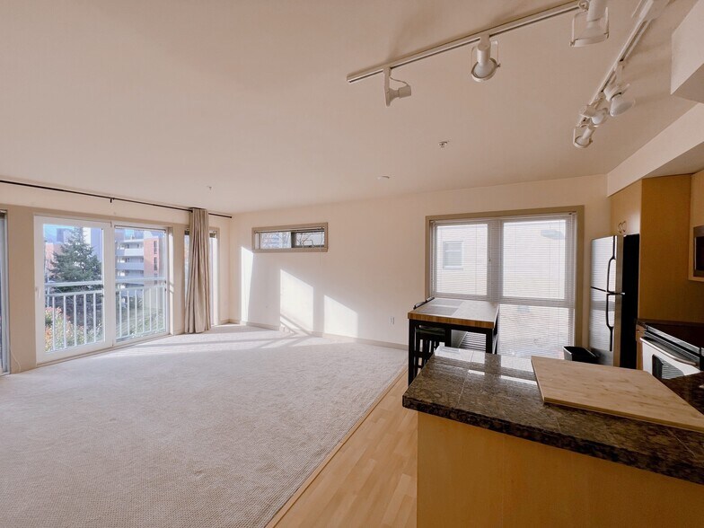 Building Photo - 103 Bellevue Ave E