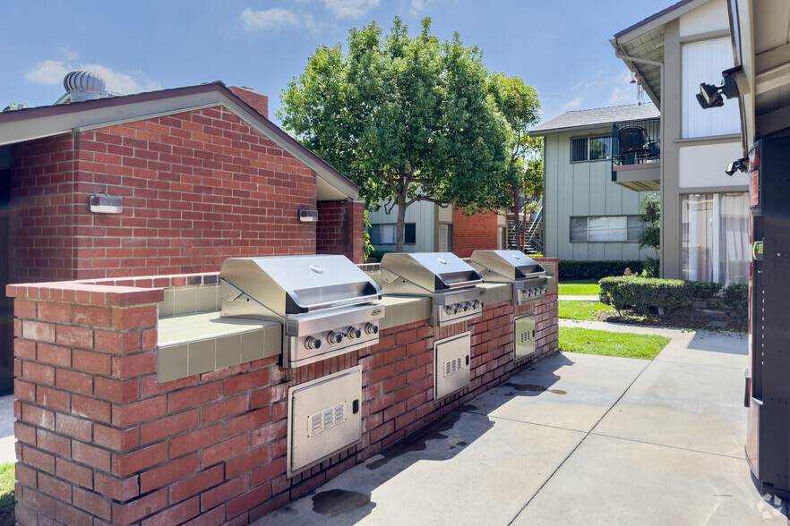 BBQ/Grilling Area - Tustin Village Apartments