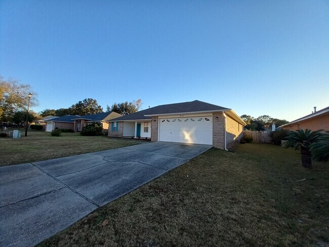 Building Photo - Large 3/2 Family Home that is Conveniently located off Blue Angel PKWY