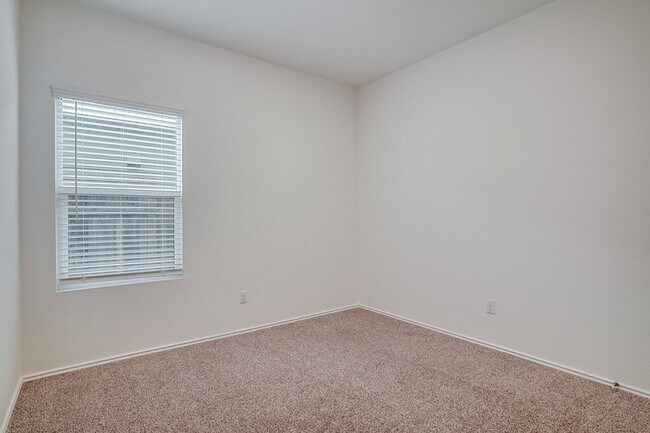 Building Photo - 355 Geode Glen