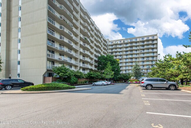 Building Photo - 1055 River Rd