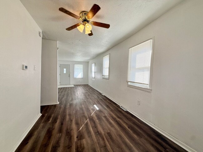 Building Photo - Freshly Updated 2 Bed Home with Extra Storage