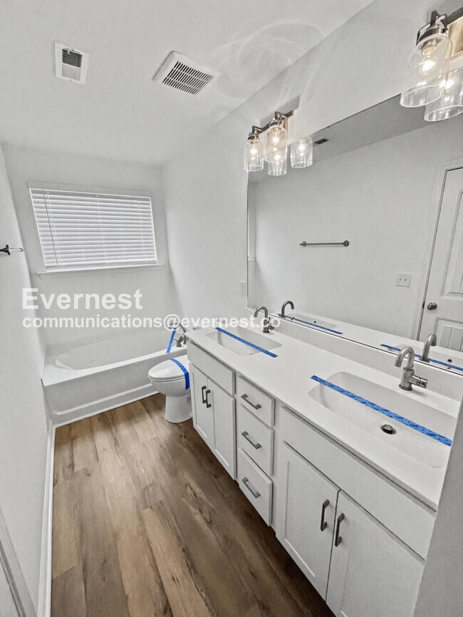 Building Photo - 3 Bed, 2.5 Bath Home with Fenced Yard & Garage / Available Now!