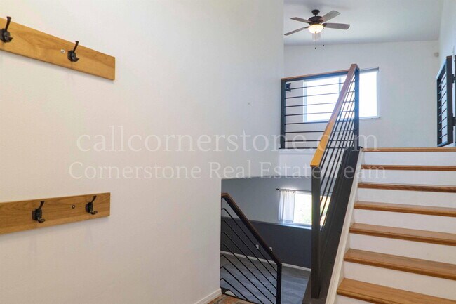 Building Photo - 743 Descendant Dr