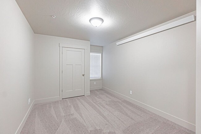 Building Photo - 6227 N Silver Fox Rd