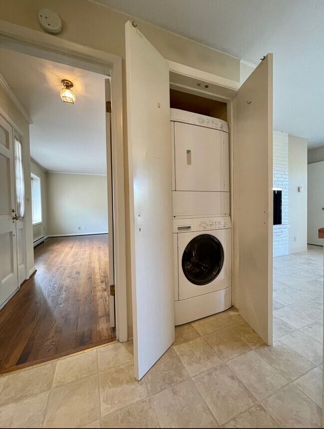 Building Photo - Stunning Two-bedroom In SW Portland~ Great...