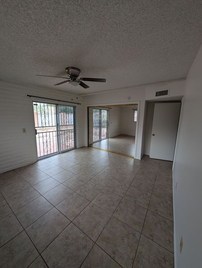 Building Photo - Comfortable West Side Rental