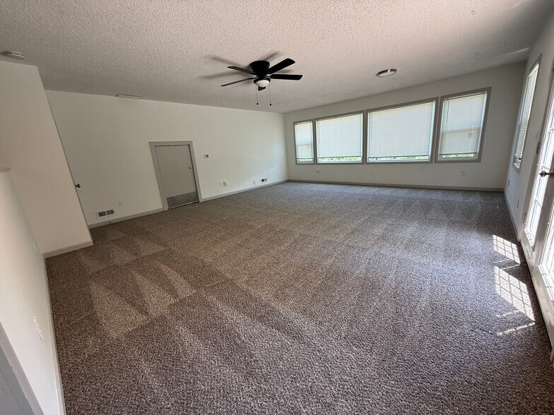 Building Photo - 8852 Woodland Dr