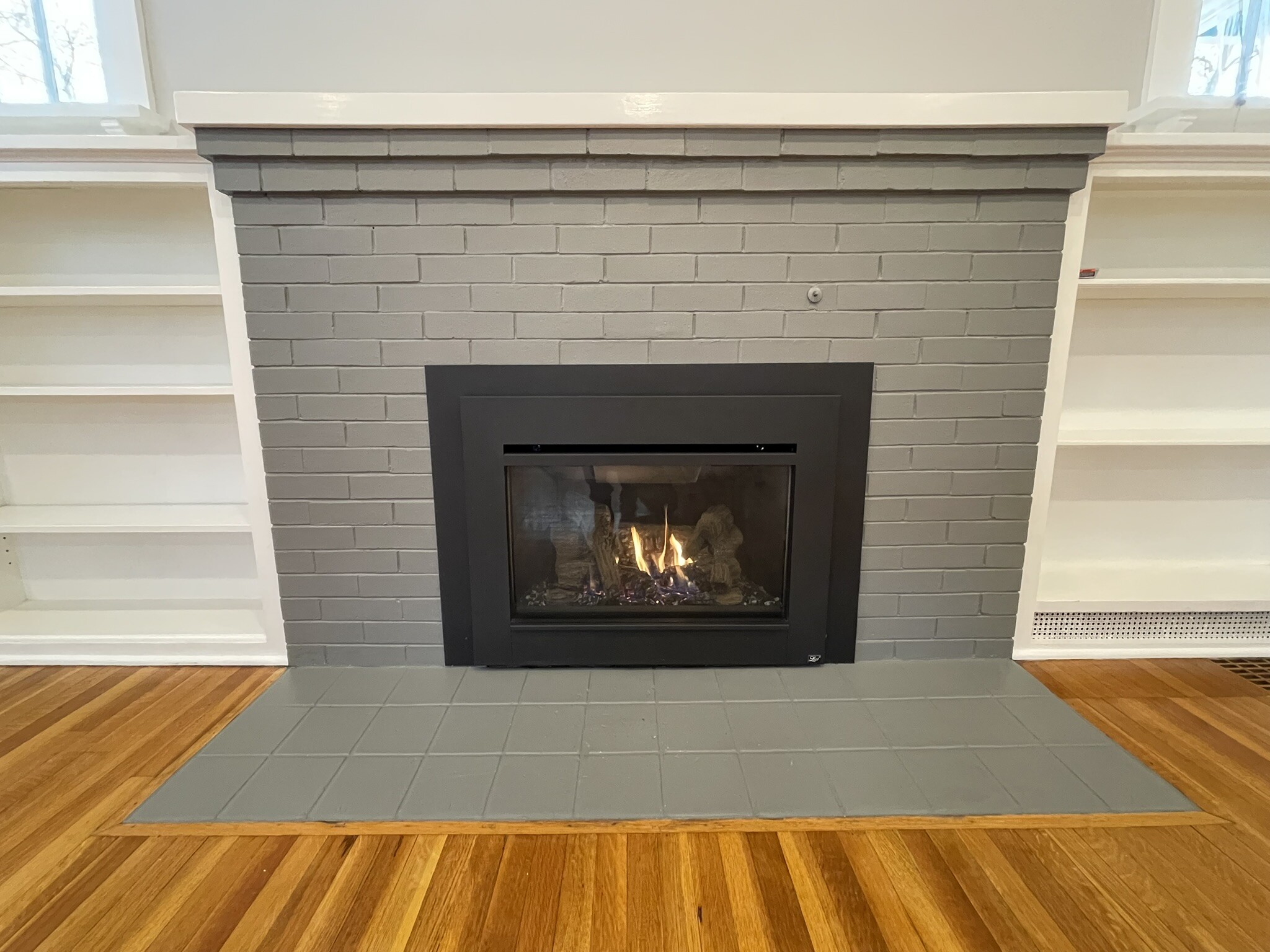 gas fireplace adds cozy feel and puts out LOTS of heat - 508 Daly Ave