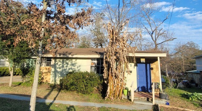 Building Photo - SPACIOUS 2/2 w/ Wood Floors, Washer/Dryer, Office, & Carport! Walk to Midtown Night Life! Availab...