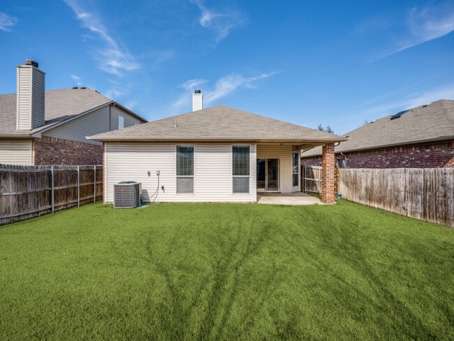 Building Photo - 3229 Hornbeam St