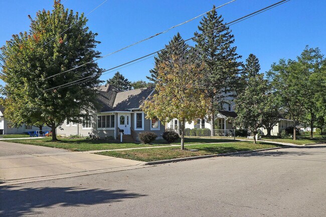 Primary Photo - 922 Sage St