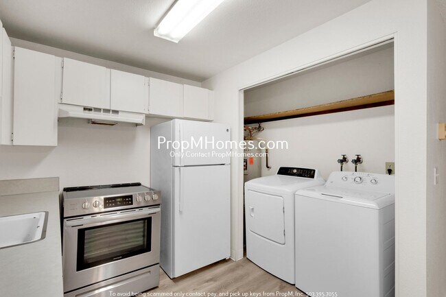 Building Photo - Refreshed Two Bedroom Townhome in Montavilla!