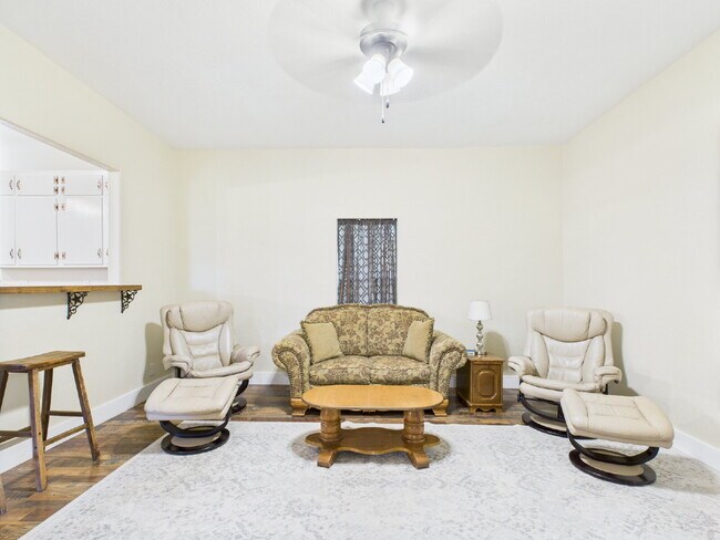 Building Photo - Move-in Ready 3/2
