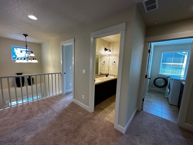 Building Photo - Beautiful 4-Bedroom Home in the Hills of W...