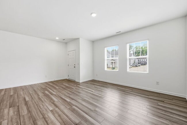 Building Photo - 307 Spaight Acrs Wy