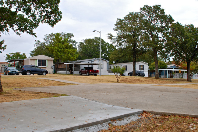 Building Photo - Hickory Creek