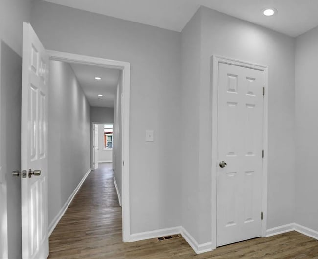 Building Photo - Beautifully Updated Townhome in Prime Location – Move-In Ready!