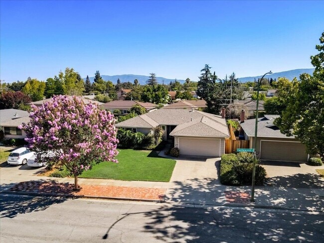 Building Photo - 4 Bedroom Home in Strawberry Park Stunner