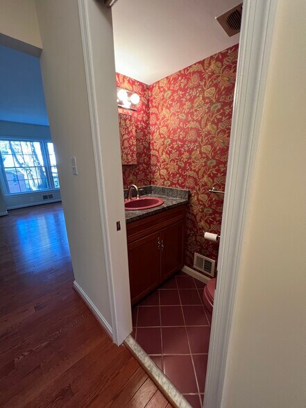 Hallway Bathroom - 2105 Bucknell Ter