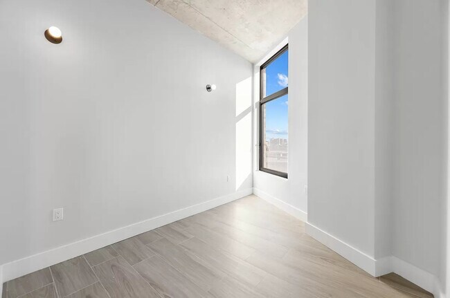 Building Photo - 101 Macombs Place