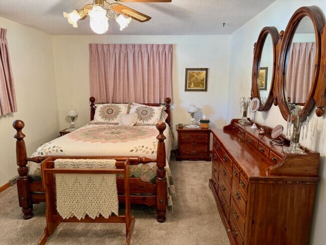 Building Photo - Unbelievable Lakewood Home