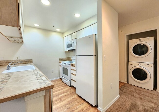 Building Photo - 2 Bed/ 2 Bath Condo Everett Near Boeing and Paine Airport