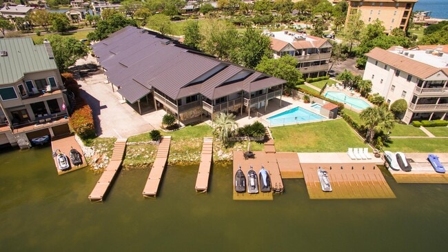 Building Photo - 104 Cove E