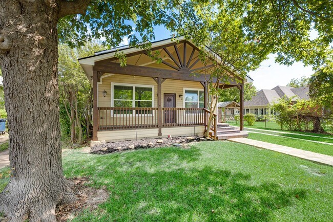 Building Photo - AVAILABLE NOW 4 BEDROOM 2.5 BATH HOME IN A...