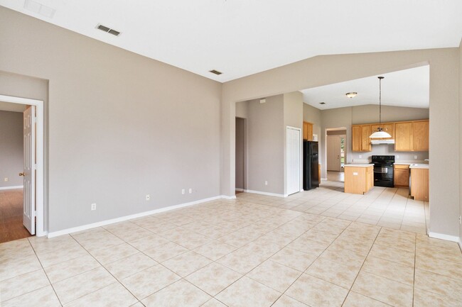 Building Photo - Nice 3/2 with Bonus Room in Oak Hammock Pr...