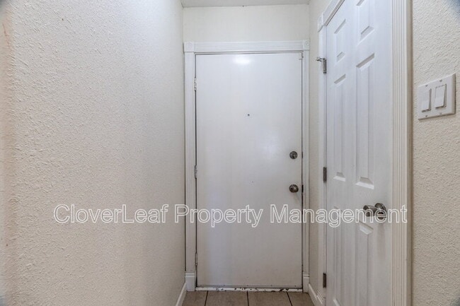Building Photo - 9423 Cliff Way St