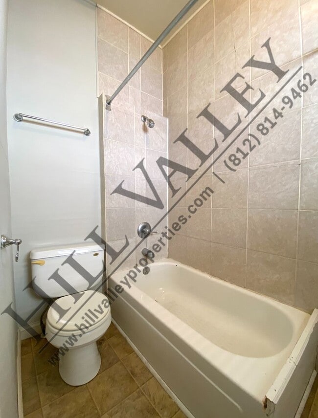 Building Photo - Two Bed, 1 1/2 Bath Home