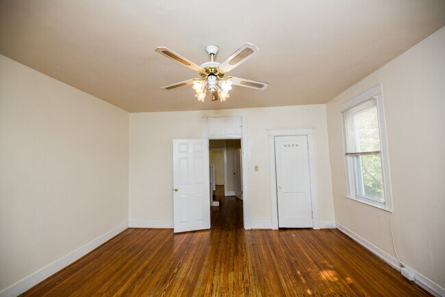 Building Photo - 2026/2027 JHU Off-Campus 5bd/3ba Charles Village w/ W/D & parking!.. Available 6/9/26