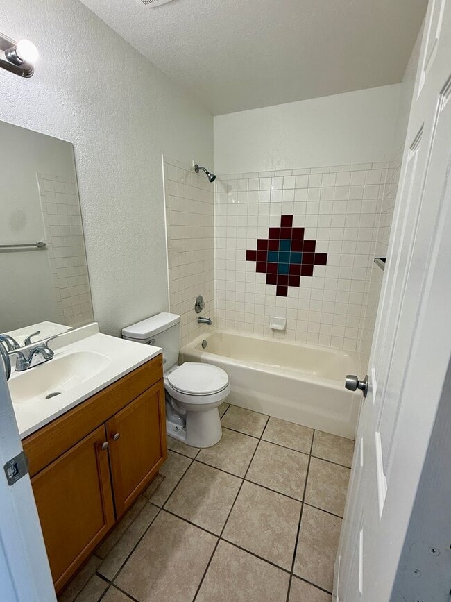 Building Photo - Centrally Located Townhouse