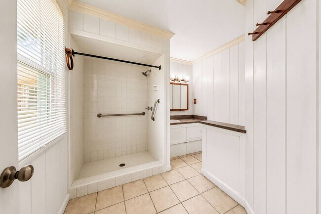 Building Photo - One level home in Beechwood