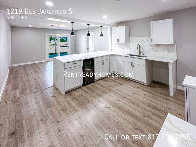 Building Photo - 1219 Des Jardines St