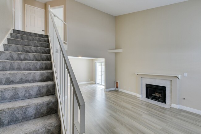 Building Photo - Charming 2-bedroom townhome in Green Valley!