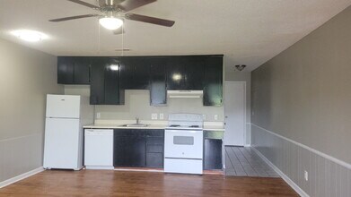 Building Photo - "1 month free.  Section 8 accepted. 1-Bedroom Retreat with Full Bath in Huntsville's Heart!"