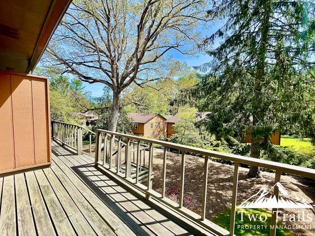 Building Photo - CHARMING UPSTAIRS CONDO IN HENDERSONVILLE