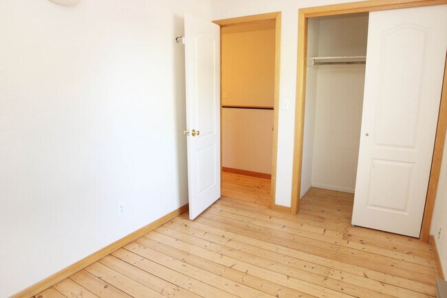 Building Photo - 209 W Mulberry St