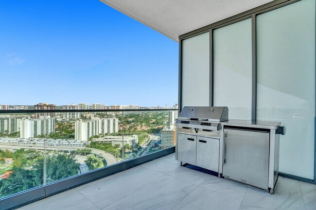 Summer kitchen and grill on the balcony - 18975 Collins Ave
