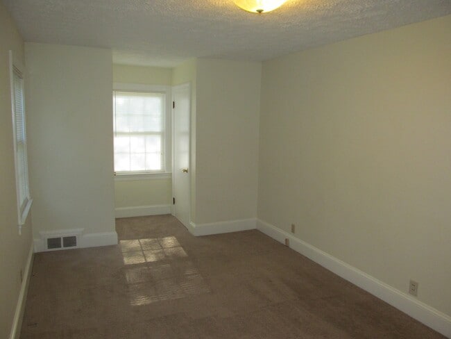 Building Photo - 3 bed/1 bath Off Polo Rd
