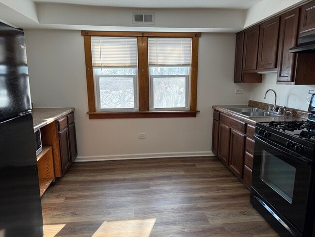 Building Photo - 5501 N Luna Ave