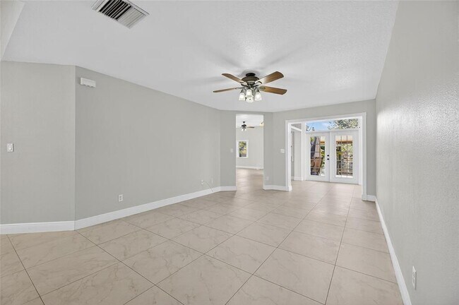 Building Photo - 172 Lake Shore Dr W