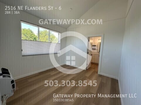 Building Photo - 2516 NE Flanders St