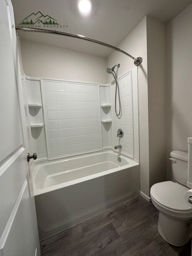 Building Photo - Gorgeous 5-bedroom, 3-bathroom home is desirable Springfield neighborhood