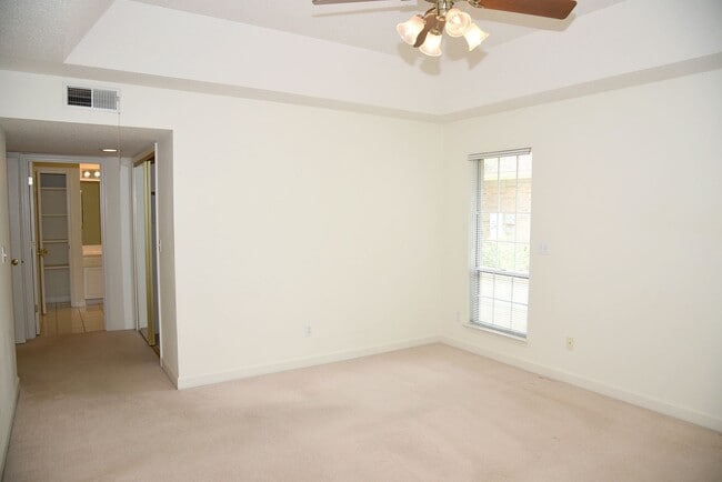 Building Photo - 4 bedroom in Parkwood Estates!