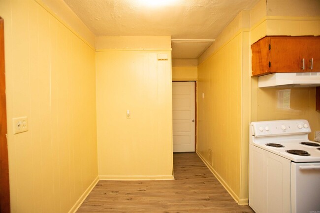 Building Photo - 1303 Division St