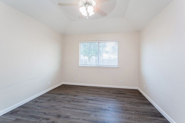 Building Photo - Comfortable 3BR/2BA Home with Vinyl Floori...