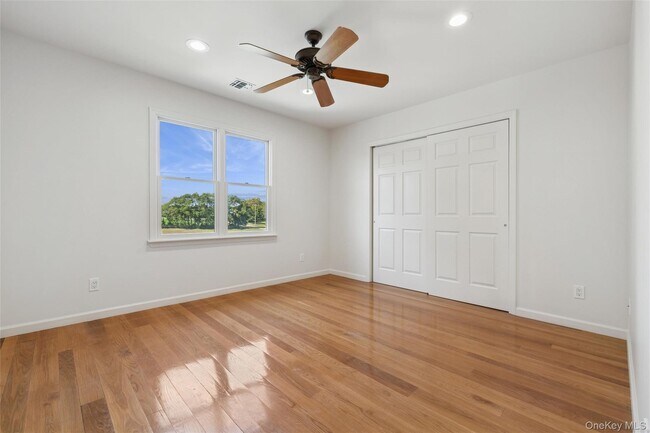 Building Photo - 335 Herricks Ln